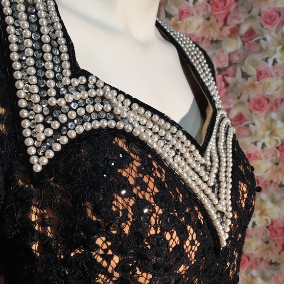 Gorgeous black evening dress.  V-neck pearls. - Picture 4 of 8